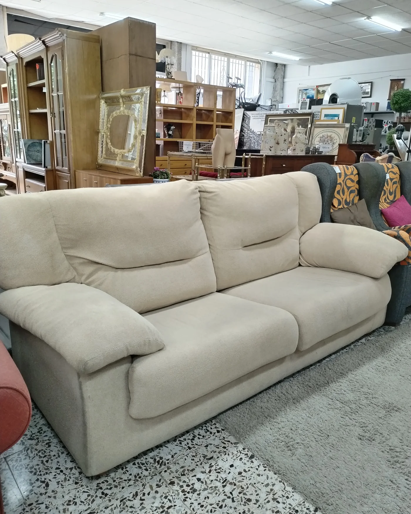 Sofá de Tela Beige de 2 Plazas - imagen 4