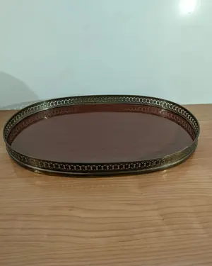 Antigua Bandeja Vintage de Madera y Bronce - miniatura 1
