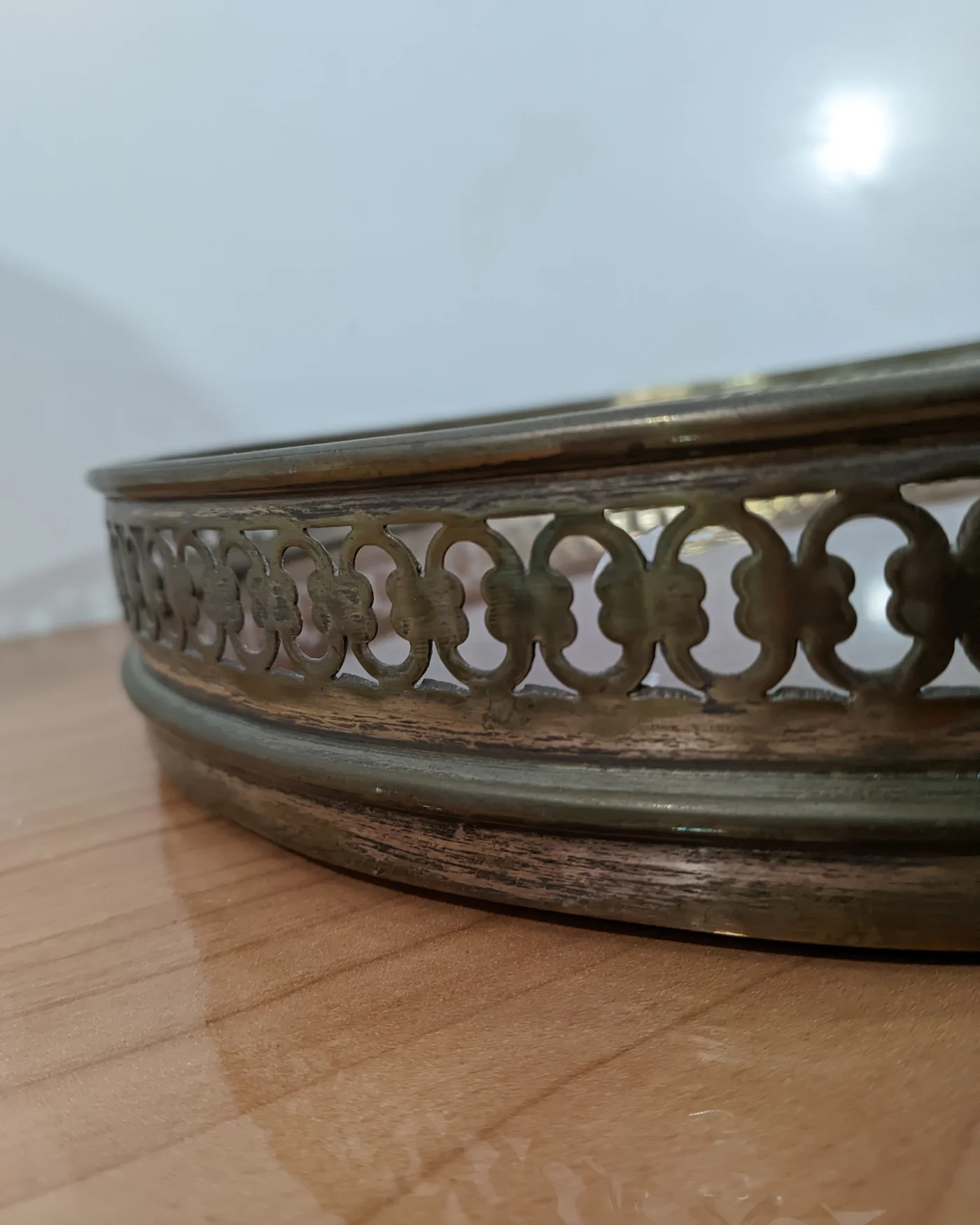 Antigua Bandeja Vintage de Madera y Bronce - imagen 4