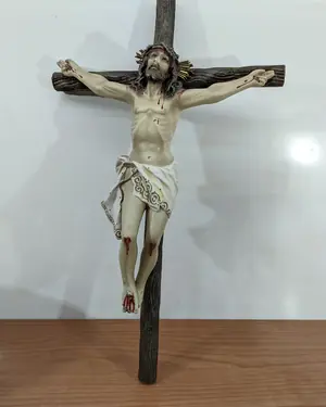 Escultura de cristo en la cruz - miniatura 1