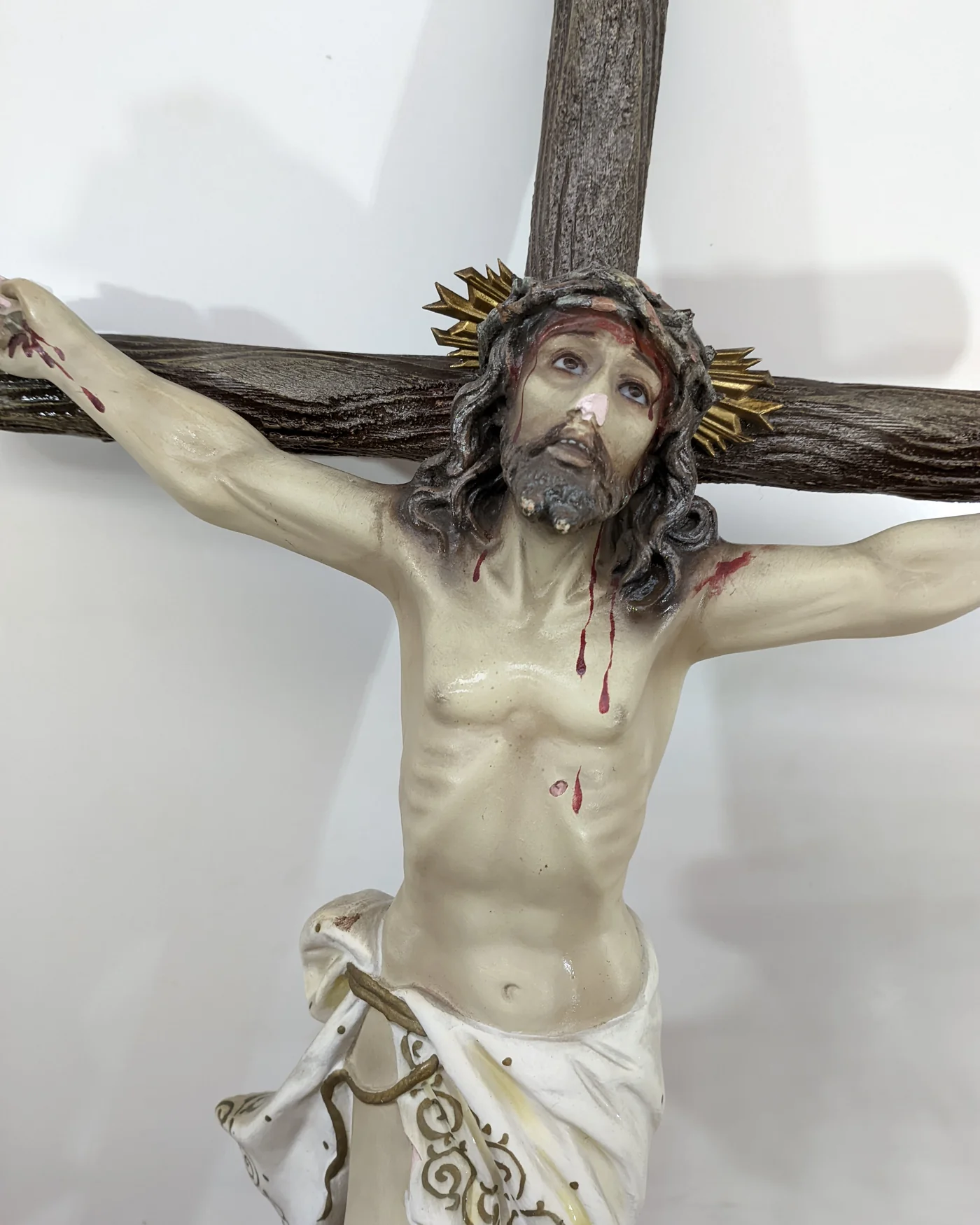 Escultura de cristo en la cruz - imagen 2