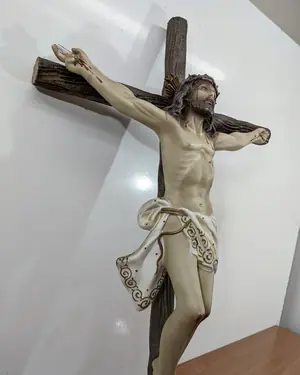 Escultura de cristo en la cruz - miniatura 3