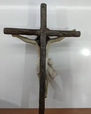 Escultura de cristo en la cruz - miniatura 4