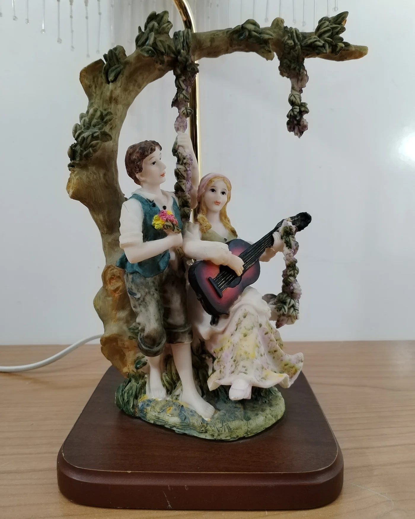 Lámpara de mesa estilo victoriano con figuras de cerámica - imagen 2