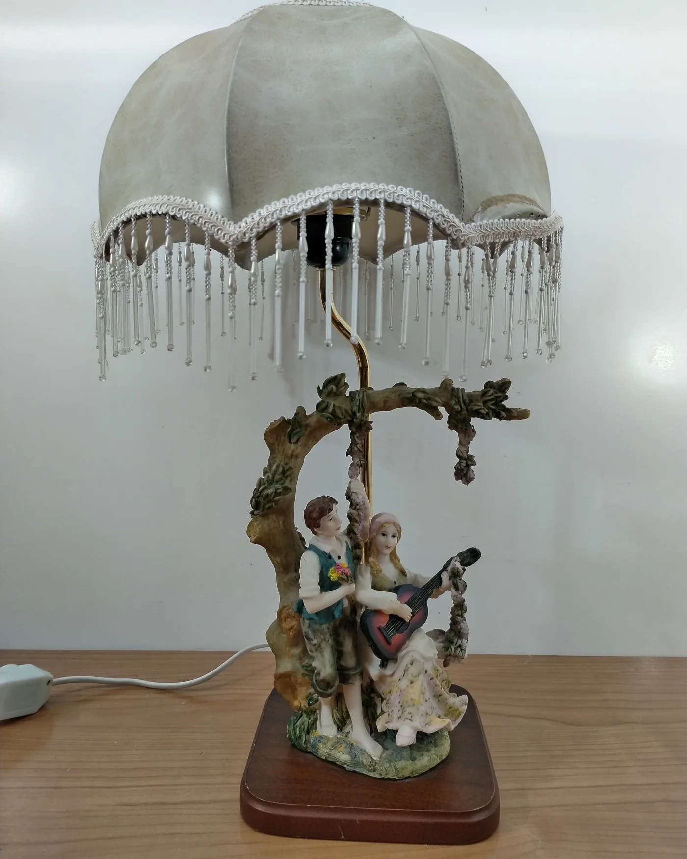 Lámpara de mesa estilo victoriano con figuras de cerámica - imagen 1