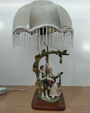 Lámpara de mesa estilo victoriano con figuras de cerámica - miniatura 1
