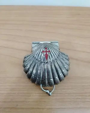 Pastillero vintage en forma de concha con cruz de Santiago - miniatura 1