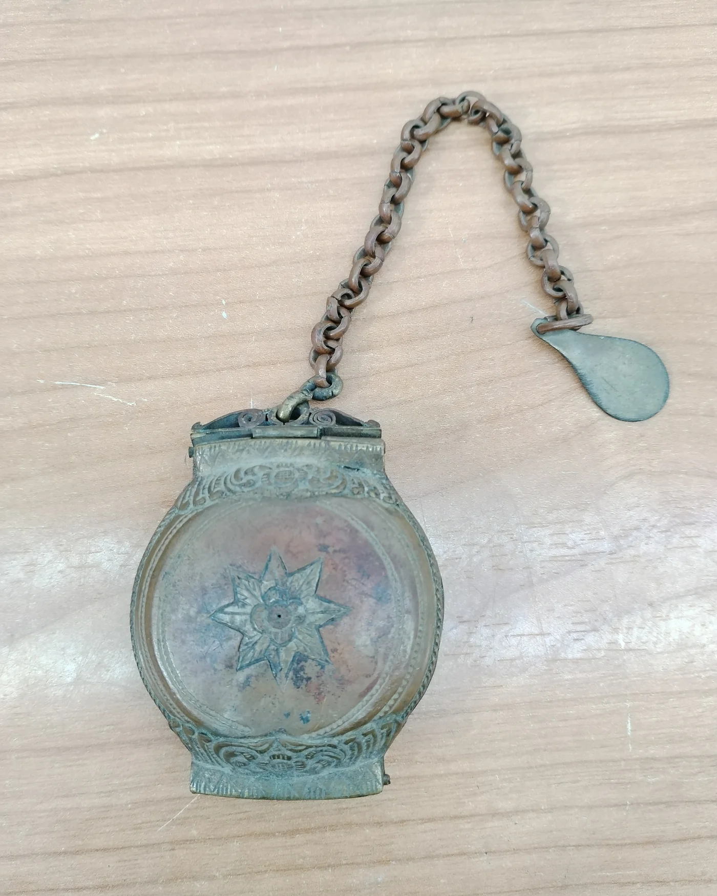 Miniatura de caldero de cal con cadena y estrella - imagen 1