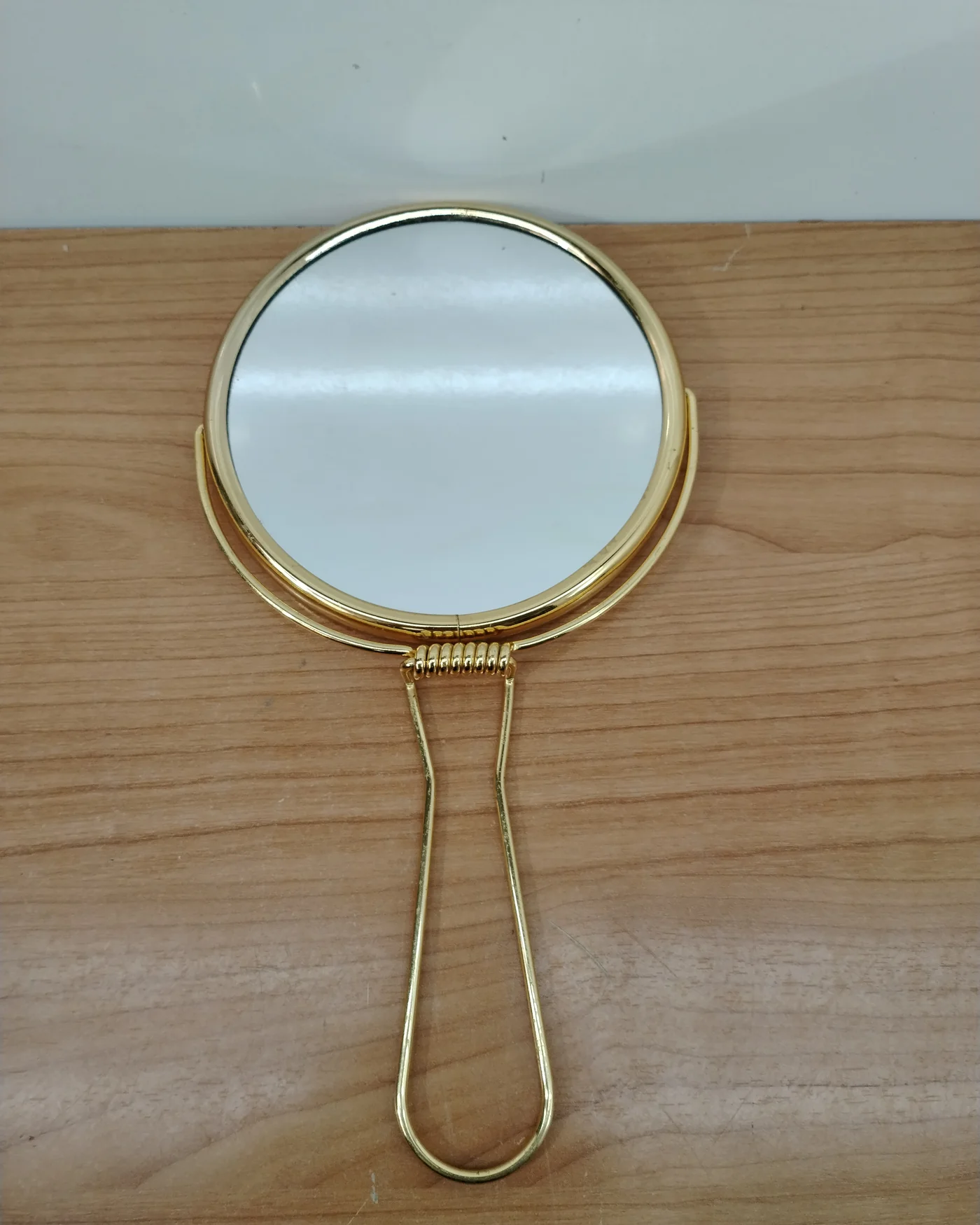 Espejo de mano vintage dorado con soporte - imagen 1