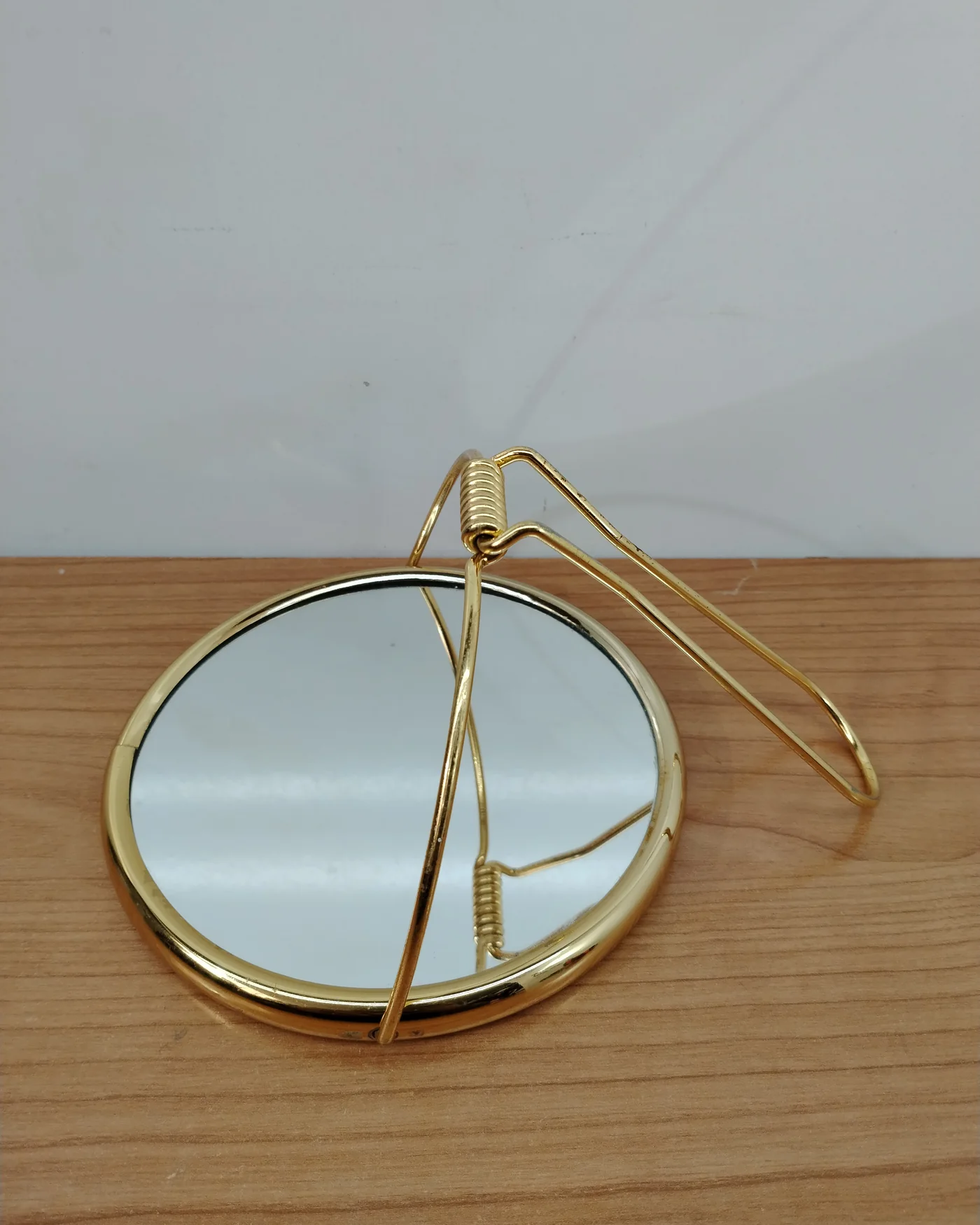 Espejo de mano vintage dorado con soporte - imagen 2