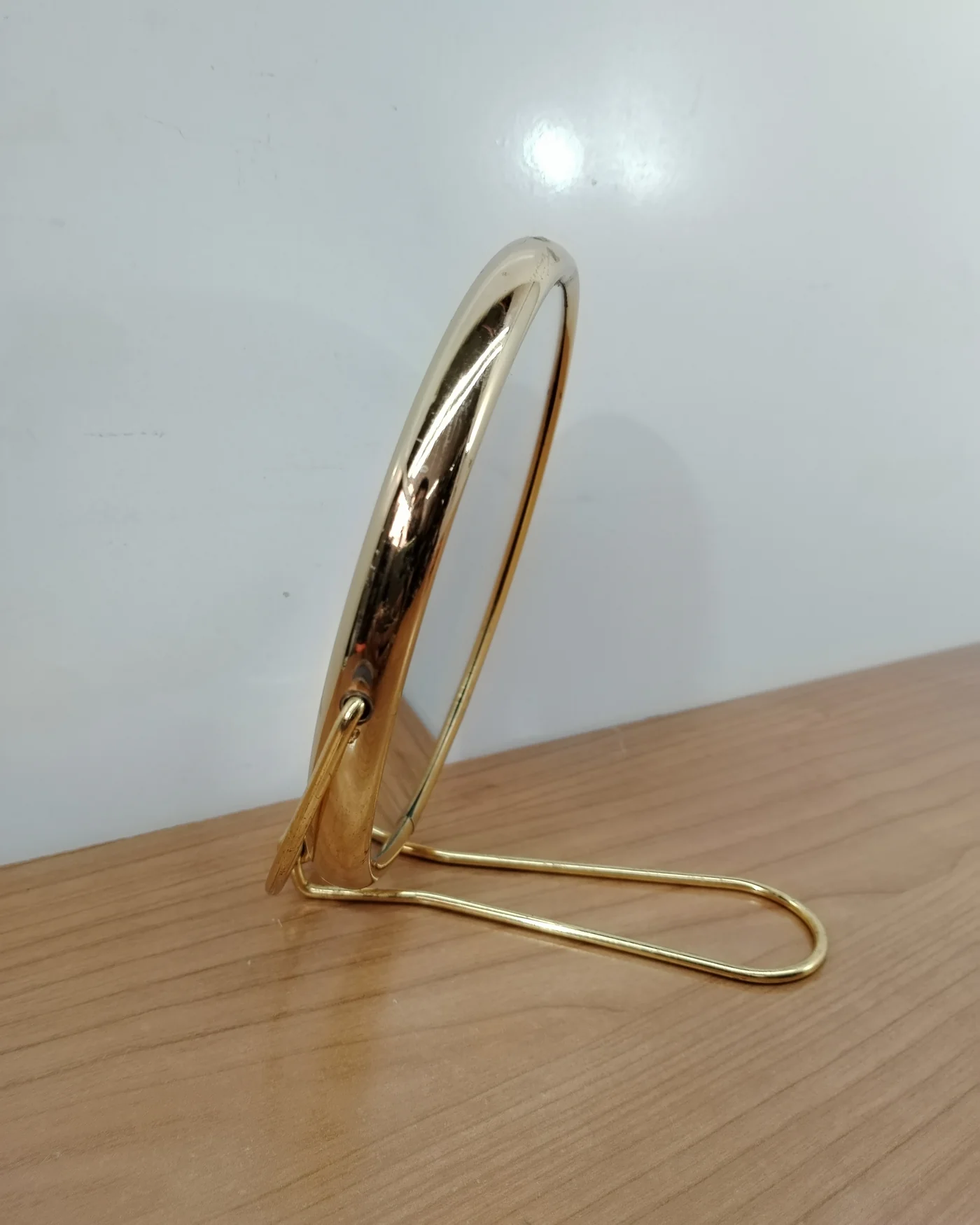Espejo de mano vintage dorado con soporte - imagen 3