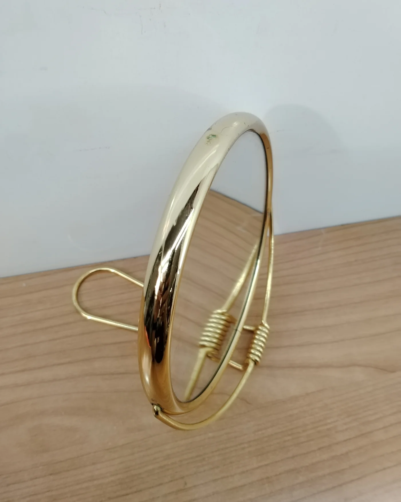 Espejo de mano vintage dorado con soporte - imagen 4