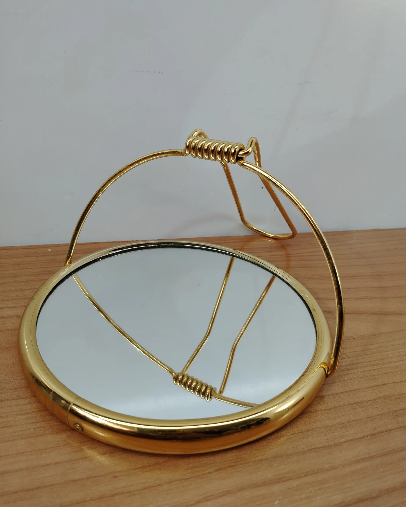Espejo de mano vintage dorado con soporte - imagen 5