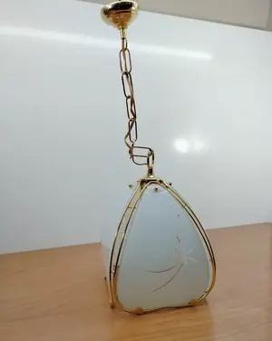 Lámpara colgante clásica con pantalla de vidrio esmerilado y detalles dorados - miniatura 1