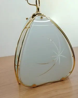 Lámpara colgante clásica con pantalla de vidrio esmerilado y detalles dorados - miniatura 2