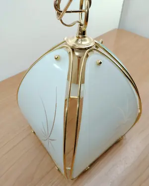 Lámpara colgante clásica con pantalla de vidrio esmerilado y detalles dorados - miniatura 3