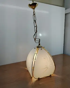 Lámpara colgante clásica con pantalla de vidrio esmerilado y detalles dorados - miniatura 4