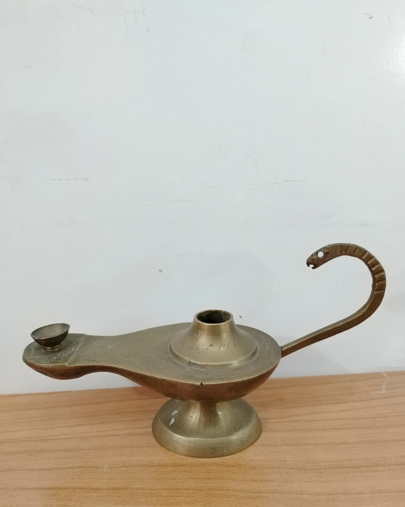 Quemador de incienso vintage en latón con forma de lámpara de aladín - imagen 1
