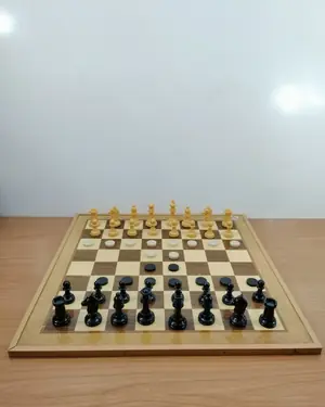 Juego de ajedrez y damas en madera con piezas clásicas - miniatura 1