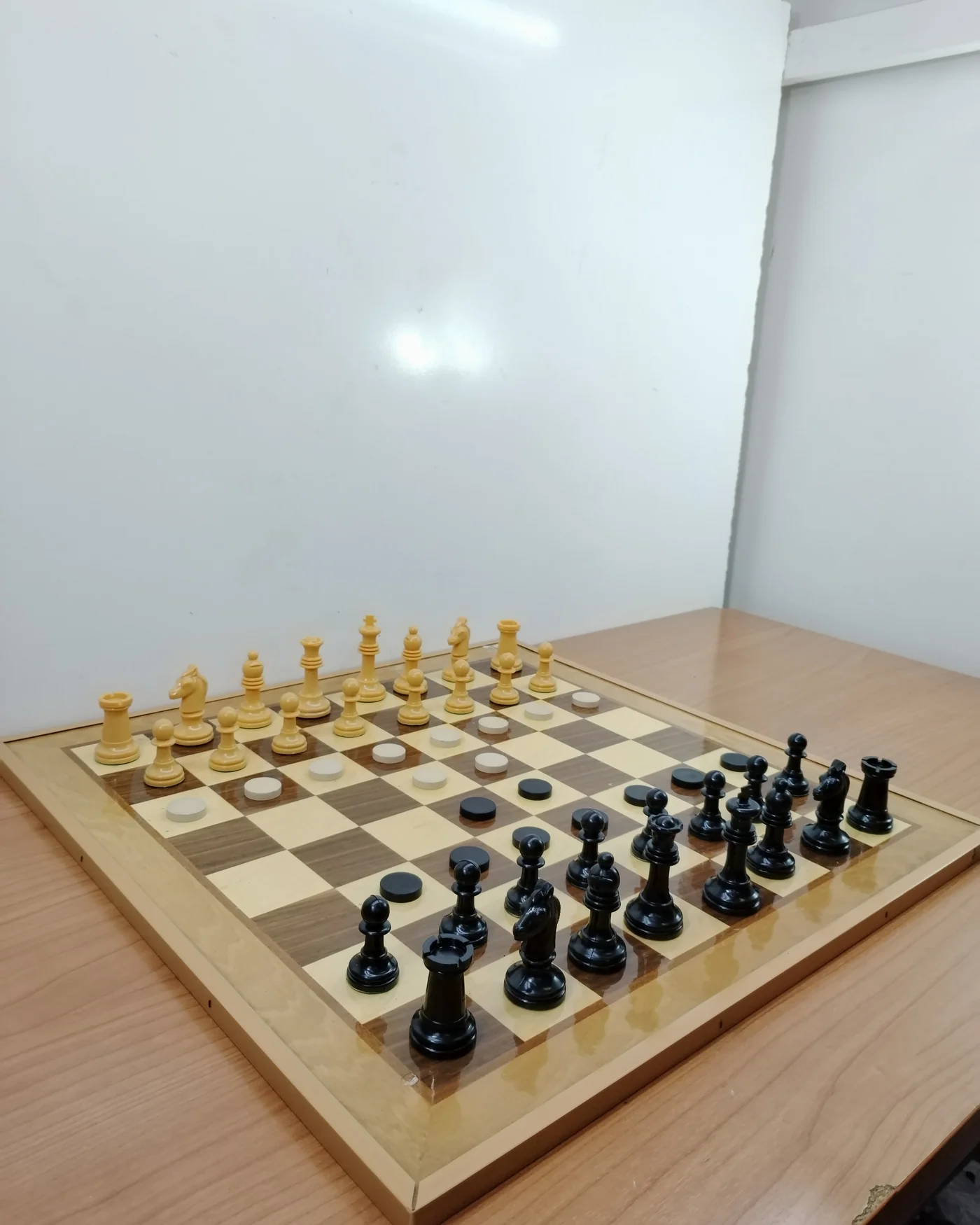 Juego de ajedrez y damas en madera con piezas clásicas - imagen 2