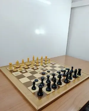 Juego de ajedrez y damas en madera con piezas clásicas - miniatura 2