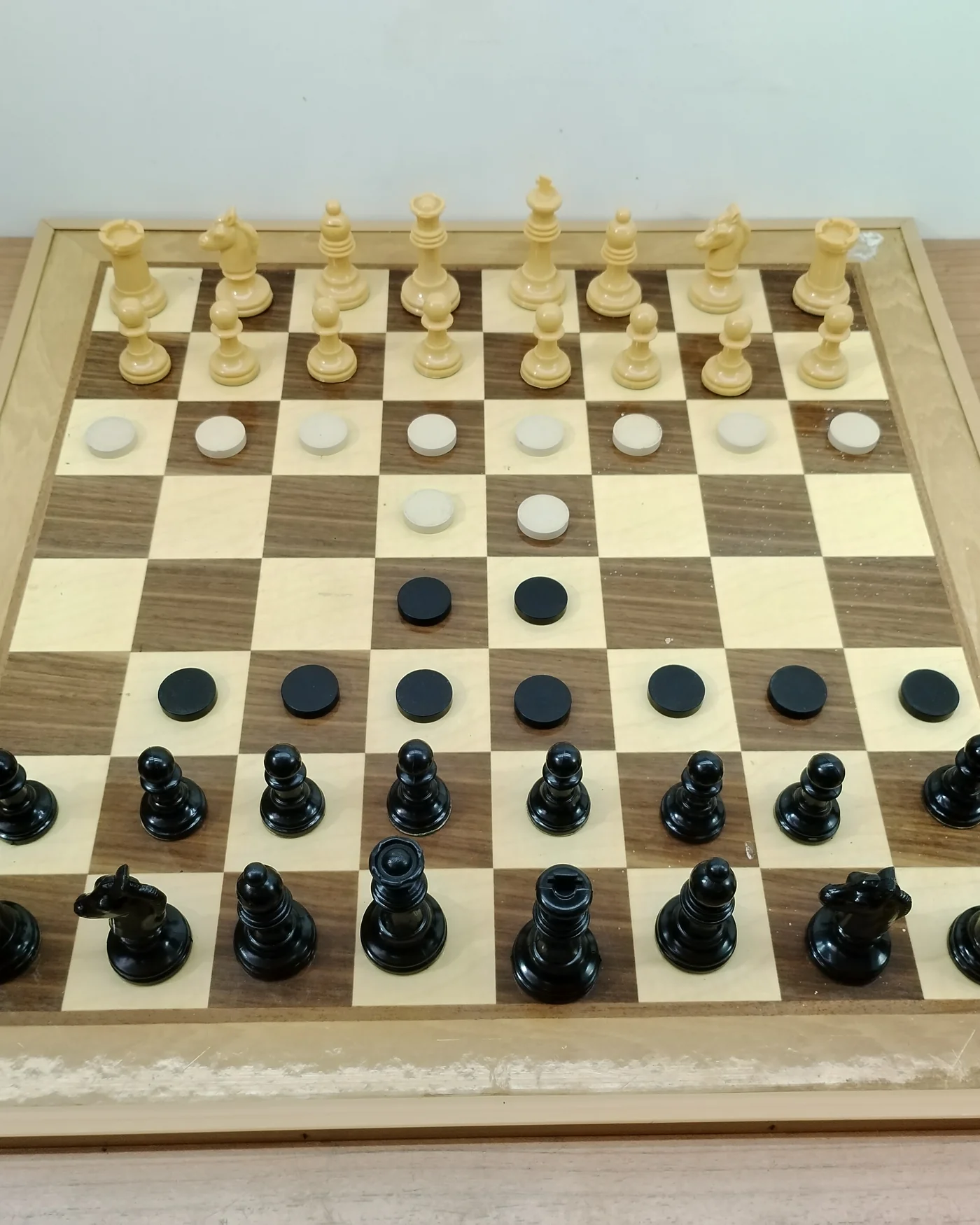 Juego de ajedrez y damas en madera con piezas clásicas - imagen 4