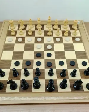 Juego de ajedrez y damas en madera con piezas clásicas - miniatura 4