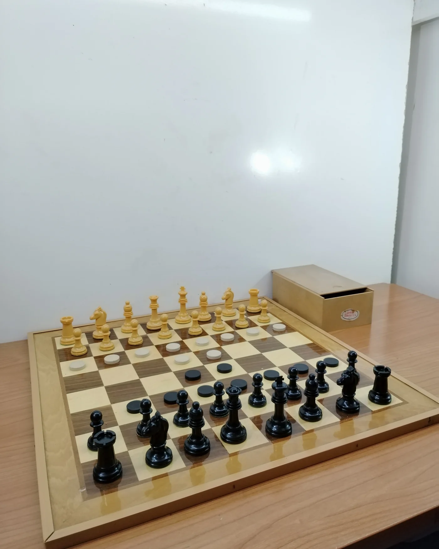 Juego de ajedrez y damas en madera con piezas clásicas - imagen 5