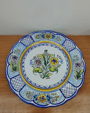 Plato decorativo de cerámica Talavera de la Reina - miniatura 1
