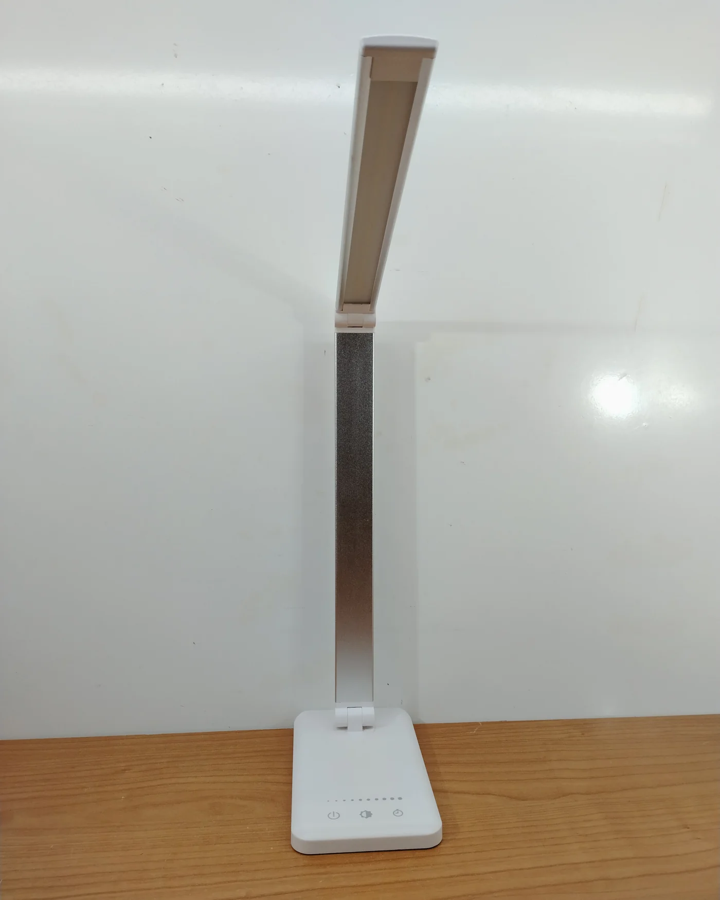 Lámpara de escritorio led plegable con base de carga inalámbrica - imagen 1