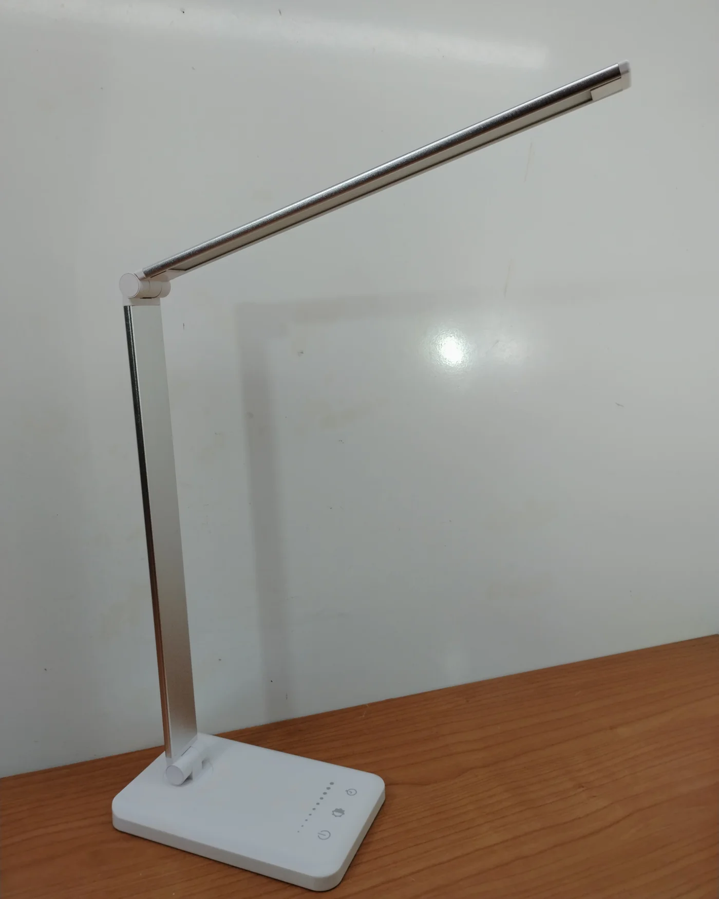 Lámpara de escritorio led plegable con base de carga inalámbrica - imagen 2