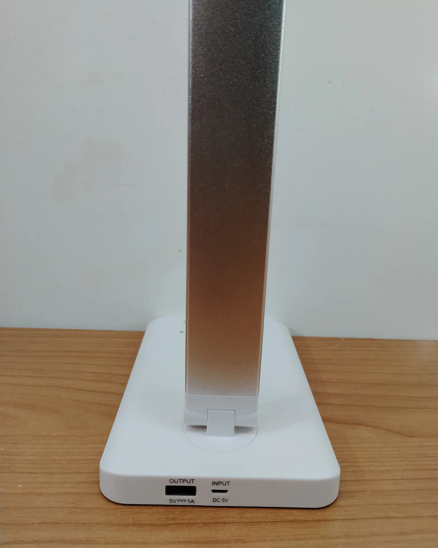 Lámpara de escritorio led plegable con base de carga inalámbrica - imagen 3