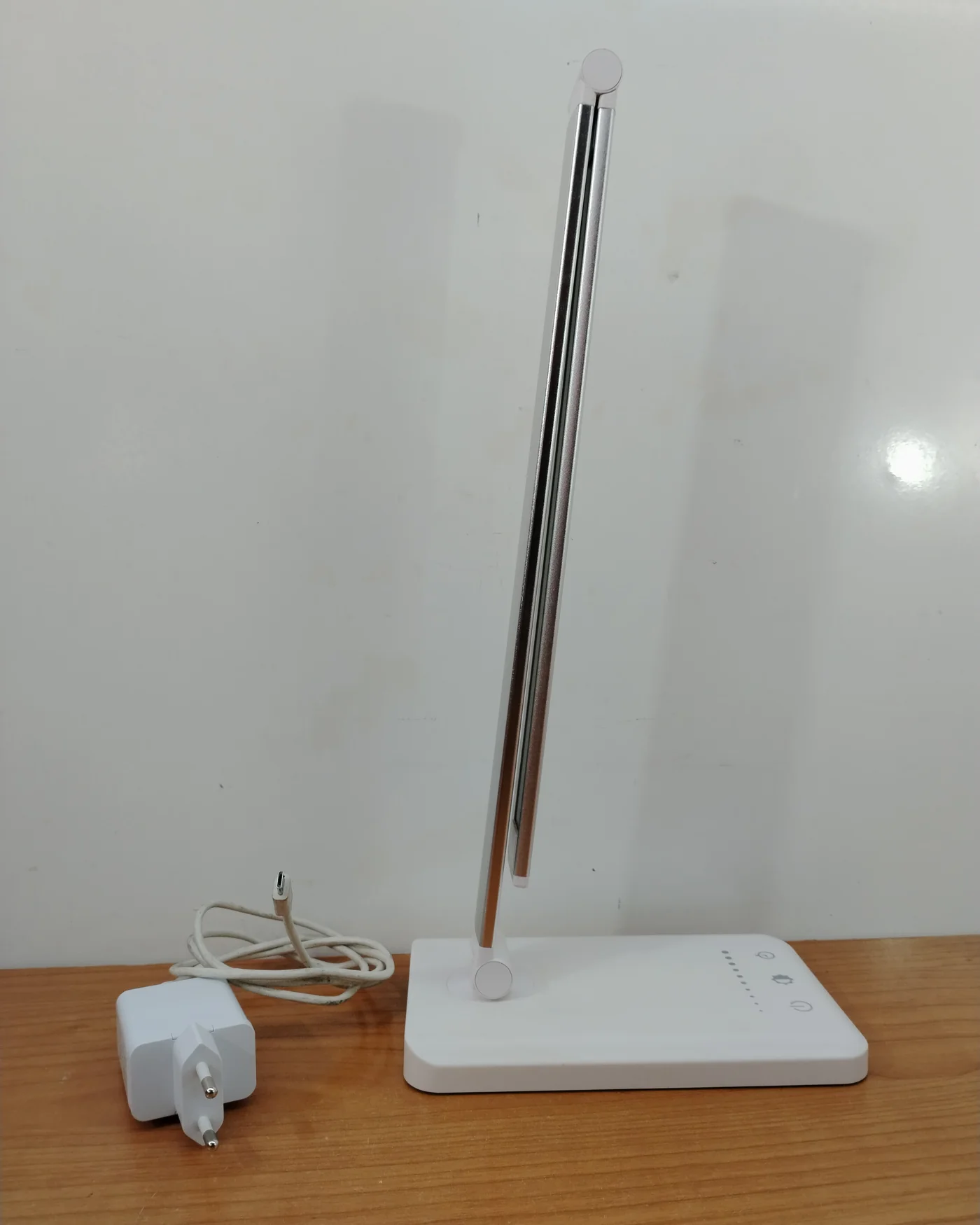 Lámpara de escritorio led plegable con base de carga inalámbrica - imagen 4