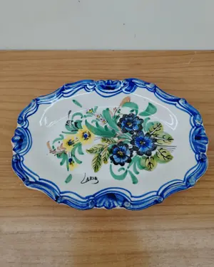 Plato decorativo lario con motivos florales - miniatura 1