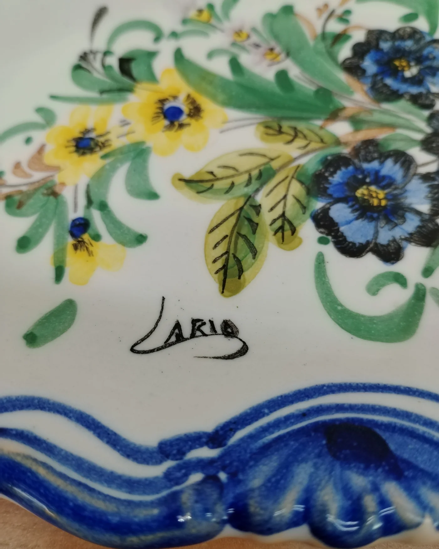 Plato decorativo lario con motivos florales - imagen 3