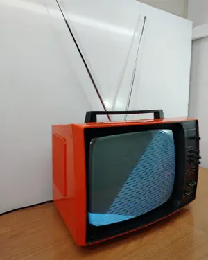 Televisor vintage años 60-70 naranja - miniatura 2
