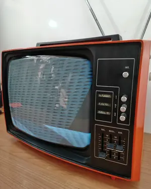 Televisor vintage años 60-70 naranja - miniatura 3