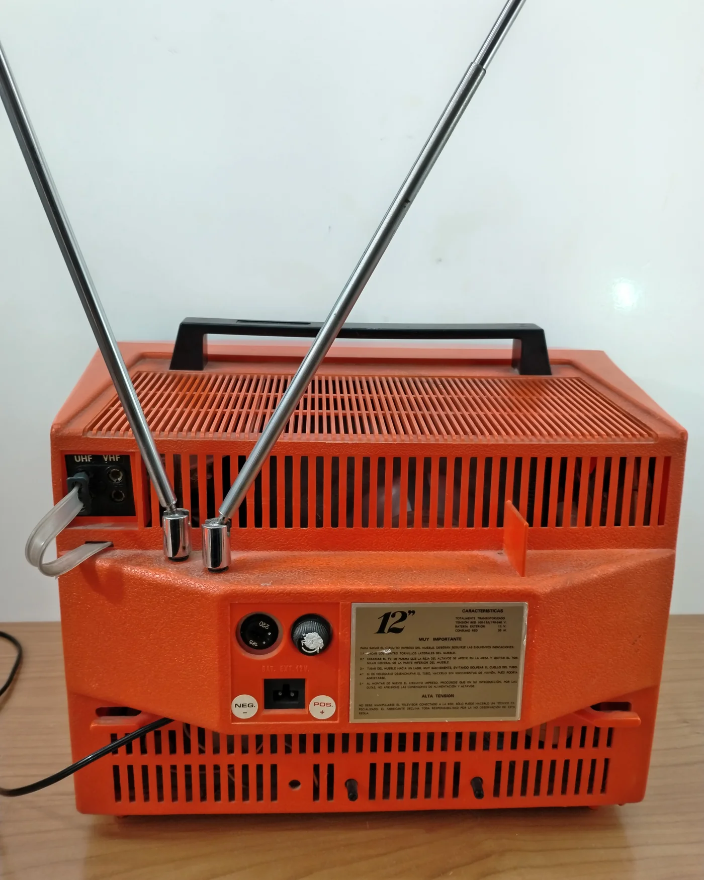 Televisor vintage años 60-70 naranja - imagen 4