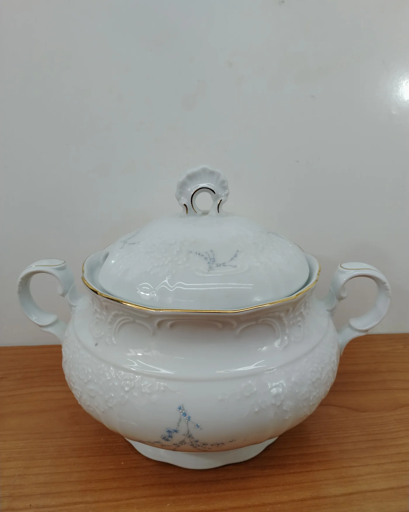 Sopera vintage de porcelana con detalles dorados y florales - imagen 1