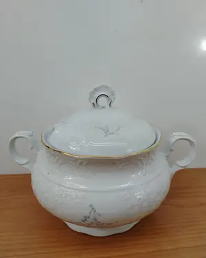 Sopera vintage de porcelana con detalles dorados y florales - miniatura 1