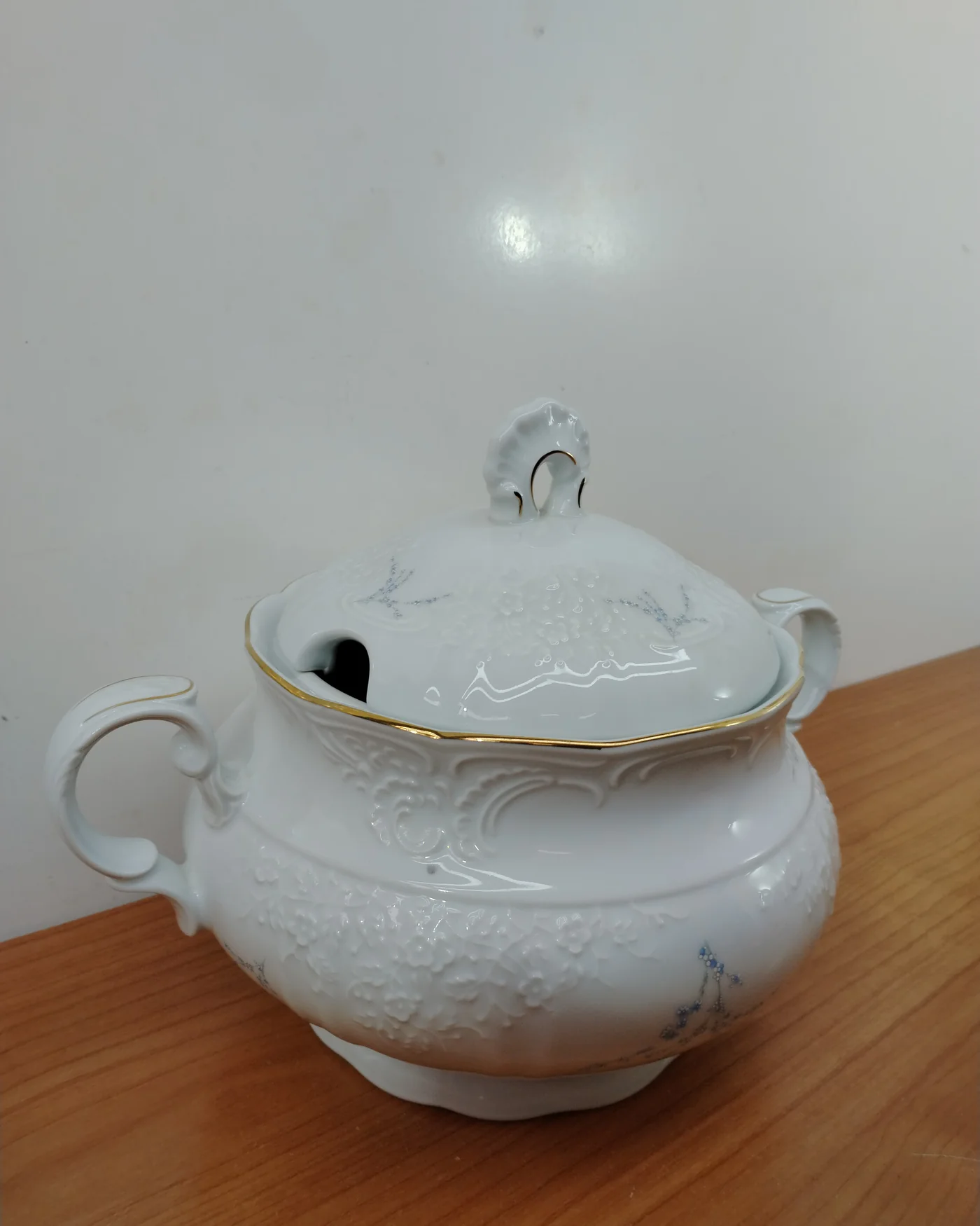 Sopera vintage de porcelana con detalles dorados y florales - imagen 2