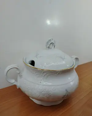 Sopera vintage de porcelana con detalles dorados y florales - miniatura 2