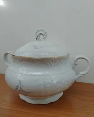 Sopera vintage de porcelana con detalles dorados y florales - miniatura 3