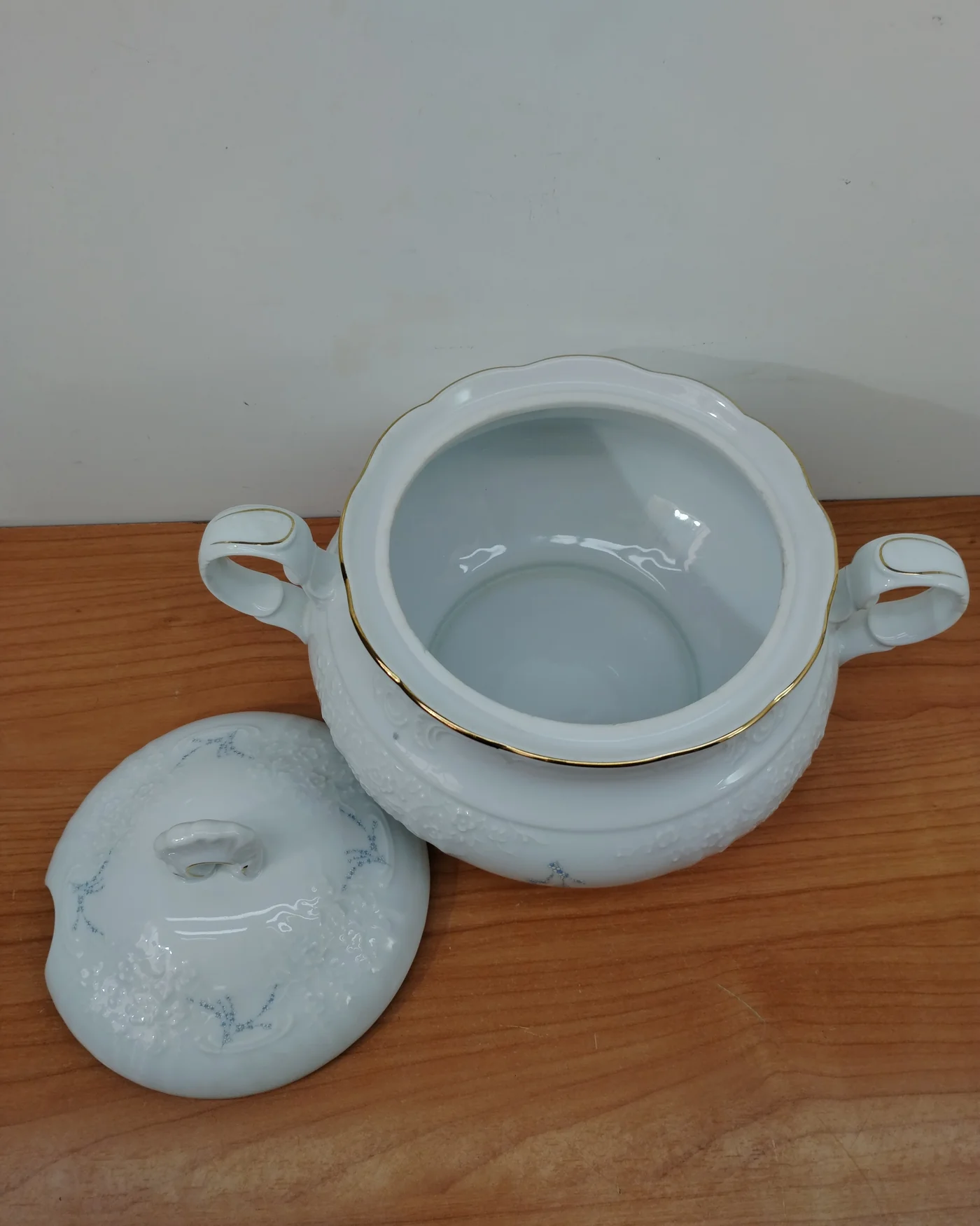 Sopera vintage de porcelana con detalles dorados y florales - imagen 4