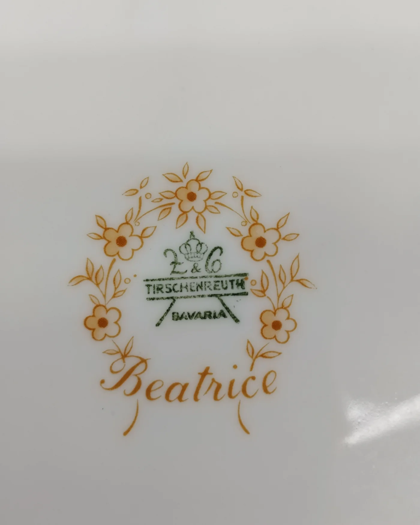 Sopera vintage de porcelana con detalles dorados y florales - imagen 5