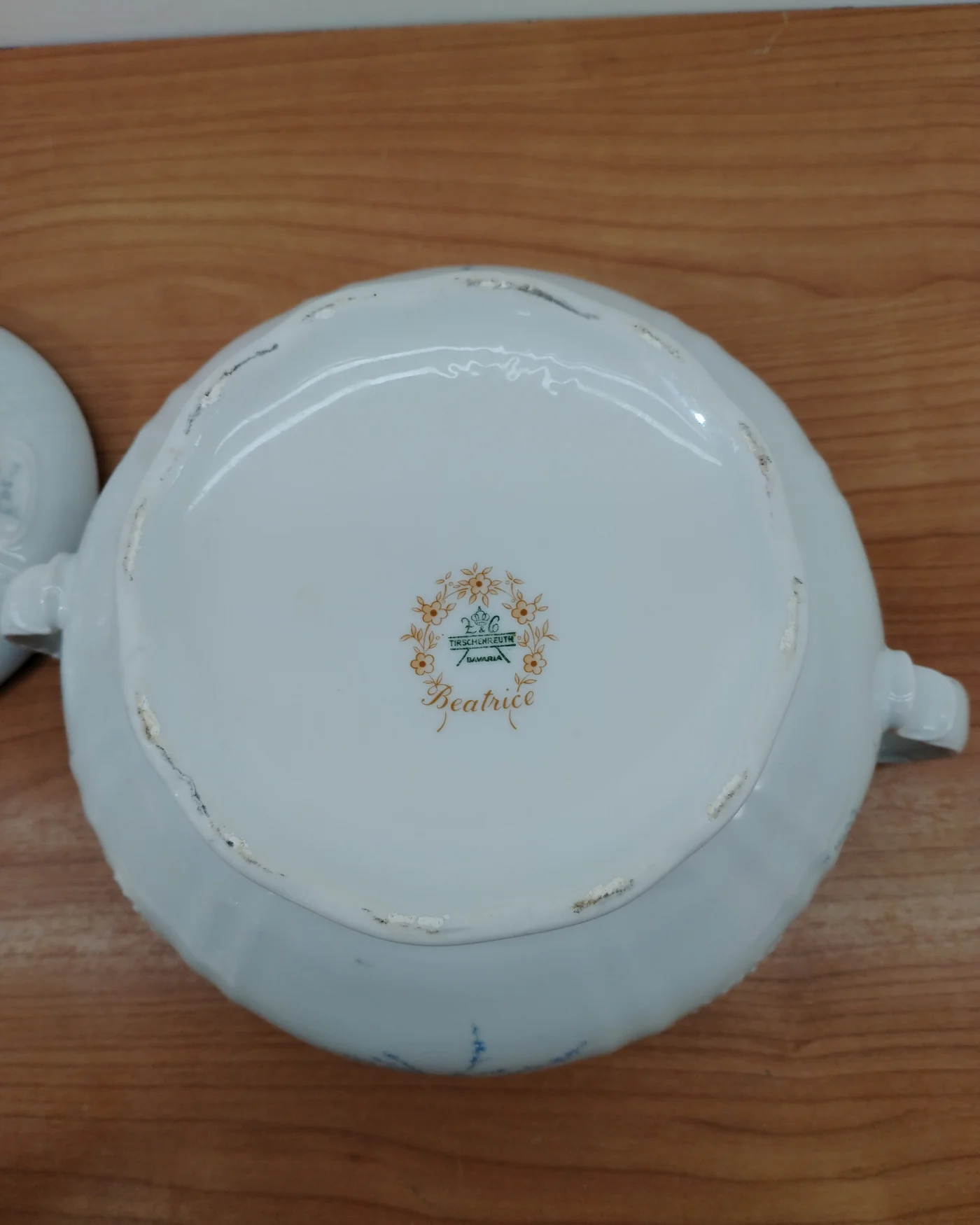 Sopera vintage de porcelana con detalles dorados y florales - imagen 6