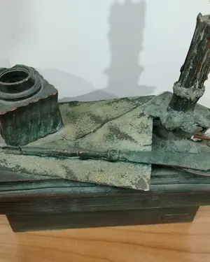Escultura lección de historia - miniatura 2