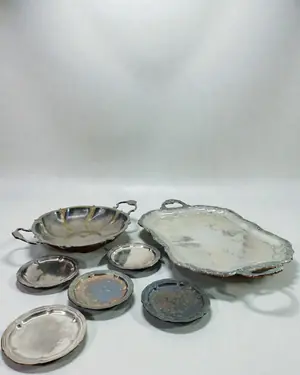 Conjunto vintage de bandeja, fuente y platos de metal plateado - miniatura 1