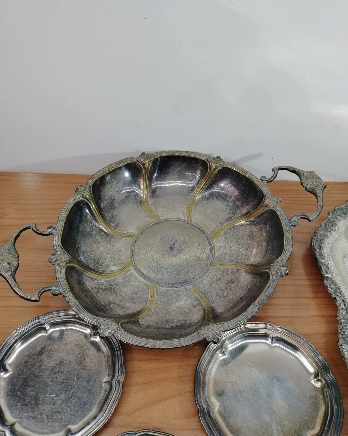 Conjunto vintage de bandeja, fuente y platos de metal plateado - imagen 3