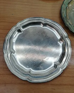 Conjunto vintage de bandeja, fuente y platos de metal plateado - miniatura 4